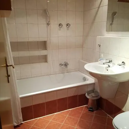 Helles Und Grosszuegiges Souterrain Apartamento